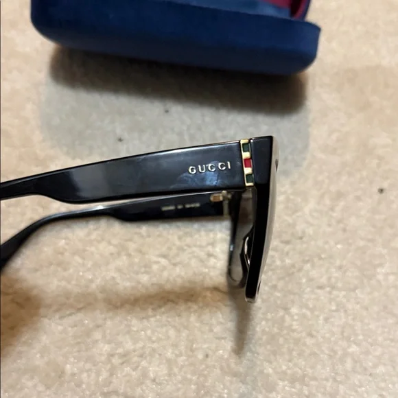 Gucci Stylish Black Sunglasses - Picture 3 of 4
